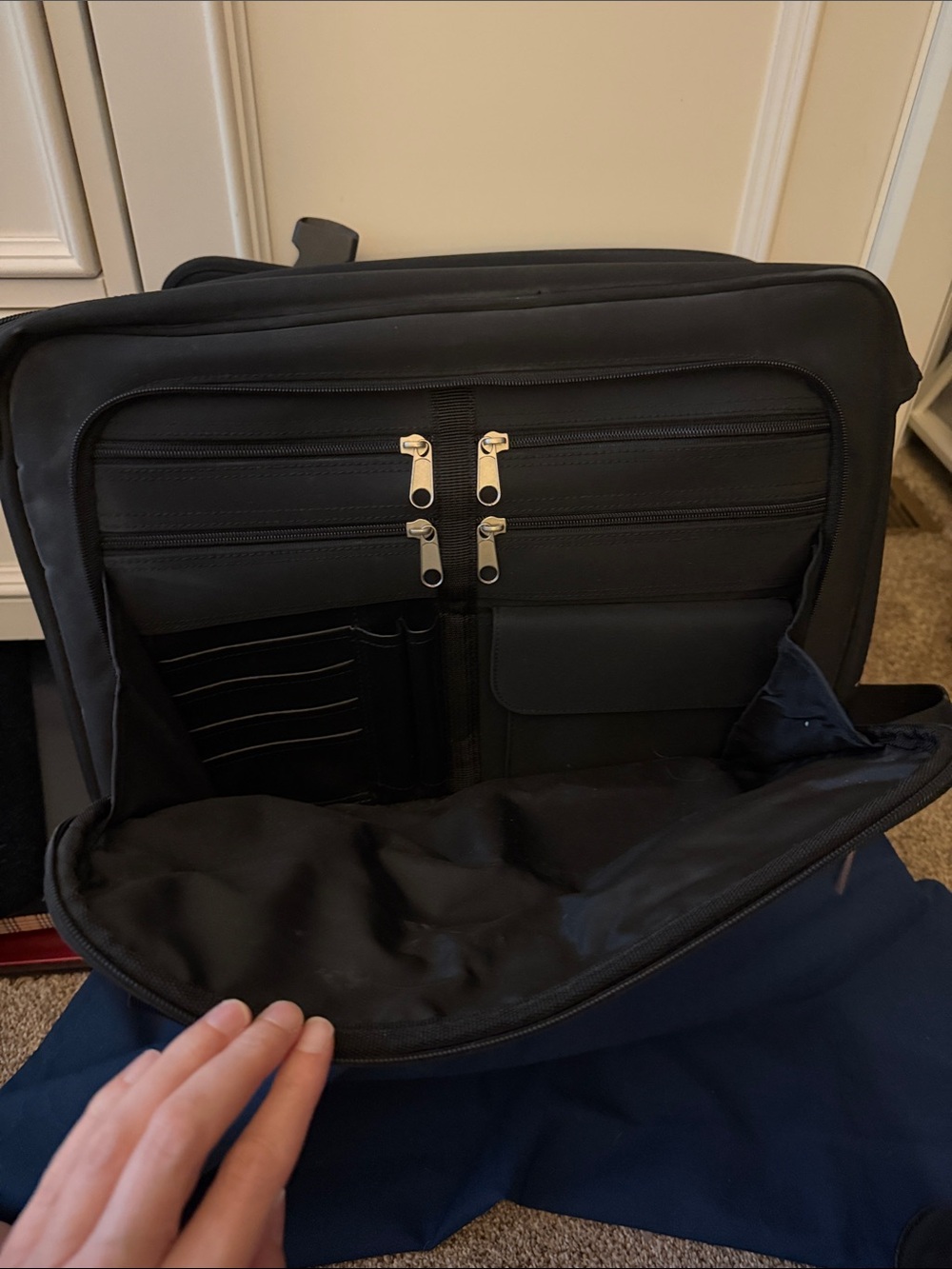Kenneth Cole Reaction Black Messenger /Laptop Bag with Adjustable Strap - Picture 4 of 9